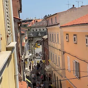 Apartment Dejan 2-top Centar-old Town Studio, Pula